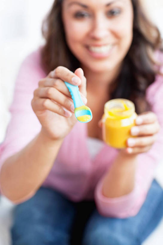 西方人,手,一个人,坐,笑,微笑,露齿笑,竖图,室内,白天,正面,欧洲,欧洲人,双手,仅一个年轻女性,仅一个女性,仅一个人,握,阴影,服装,裤子,朦胧,模糊,反射,影子,勺子,食品,营养,牛仔裤,休闲装,食物,一个,衣服,粉色,瓶子,塑料制品,调羹,汤匙,休闲,手部,休闲服,塑料瓶,握着,服饰,单个,养分,年轻女性,女人,女性,白种人,坐着,半身,彩图,婴儿食物