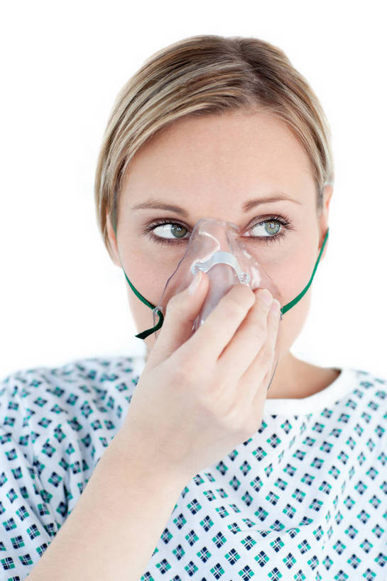 西方人,脸,头,脸颊,手,一个人,病人,站,竖图,室内,特写,白天,白色背景,正面,欧洲,欧洲人,仅一个年轻女性,仅一个女性,仅一个人,握,阴影,反射,影子,注视,肩膀,一个,观察,看,站着,手部,握着,摄影,影棚,单个,观看,单手,察看,医疗,医疗设备,呼吸机,氧气面罩,病服,关注,病患,医疗器械,病号服,年轻女性,女人,女性,白种人,头部,脸部,脸蛋,面部,患者,就医者,站立,半身,彩图,影棚拍摄,拍摄,病患服,病人服,病员服