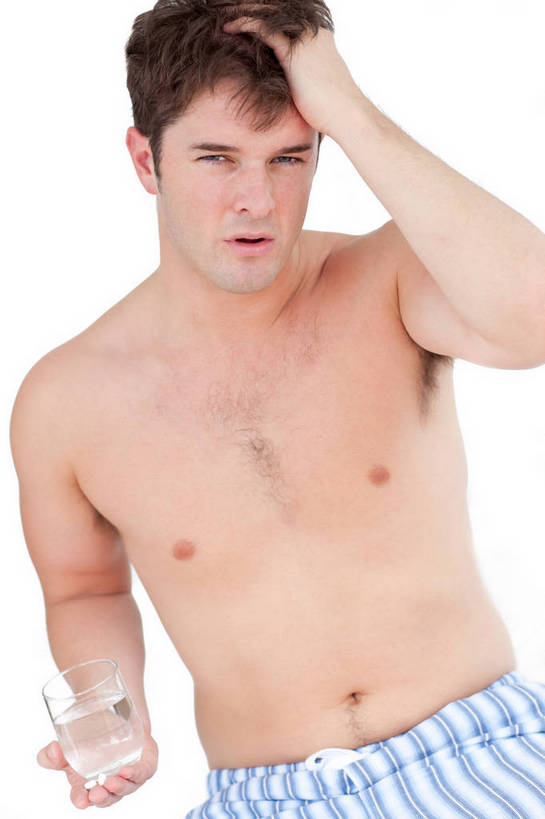 西方人,一个人,站,竖图,室内,白天,白色背景,正面,水,杯子,欧洲,欧洲人,仅一个男性,仅一个人,抱头,握,睡裤,液体,拿,拿着,注视,饮用水,裸露,玻璃制品,仅一个年轻男性,水杯,矿泉水,观察,看,站着,握着,摄影,影棚,观看,察看,关注,裸,蒸馏水,捧首,捧头,男人,男性,年轻男性,白种人,玻璃杯,站立,半身,彩图,影棚拍摄,拍摄