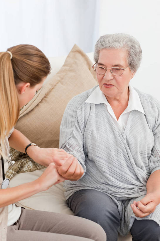 西方人,两个人,病人,护士,客厅,坐,竖图,室内,白天,正面,靠垫,沙发,欧洲,欧洲人,服装,时间,时钟,手表,眼镜,靠枕,计时,注视,休闲装,衣服,垫子,枕头,钟表,观察,看,休闲,休闲服,表,服饰,观看,老花镜,腕表,察看,起居室,白衣天使,关注,病患,布艺沙发,把脉,客堂,远视眼镜,切脉,评脉,老年女性,年轻女性,女人,女性,白种人,患者,就医者,钟,坐着,半身,彩图