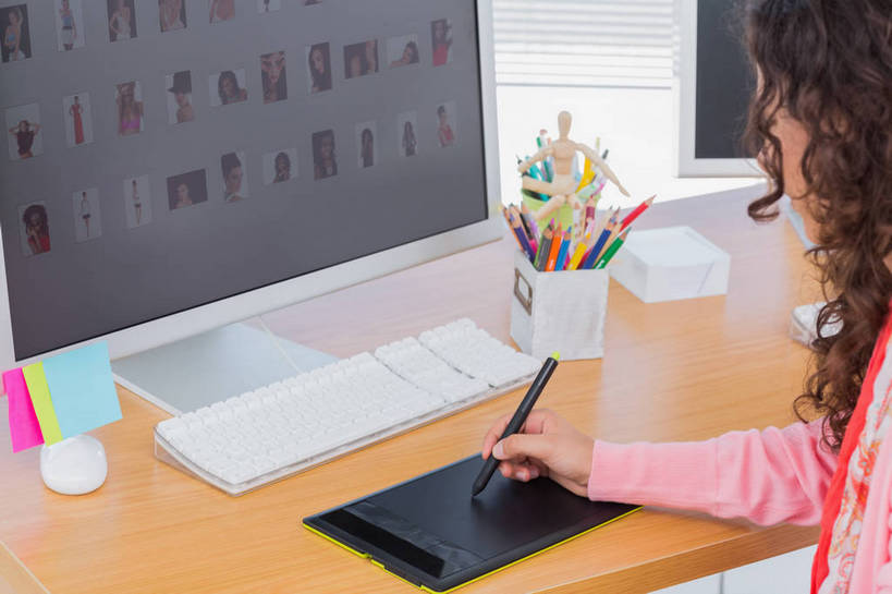 西方人,一个人,设计师,办公室,坐,横图,室内,白天,侧面,电脑,显示器,鼠标,键盘,家具,桌子,欧洲,非洲,黑人,欧洲人,仅一个年轻女性,仅一个女性,仅一个人,握,阴影,服装,反射,粘性,网络,笔,影子,办公桌,办公用品,便利贴,便签,手写笔,休闲装,输入设备,通讯设备,文具,衣服,铅笔,学习用品,休闲,休闲服,台式电脑,握着,服饰,文具用品,记事,一支,通信设备,手写板,触控笔,输出设备,办公家具,快捷,触摸笔,触屏笔,电容屏笔,电容屏手写笔,方便,N次贴,便条贴,告诉贴,即时贴,便贴纸,年轻女性,女人,女性,非洲人,美术设计员,设计,设计家,设计者,坐着,半身,彩图,彩色铅笔,手写仪