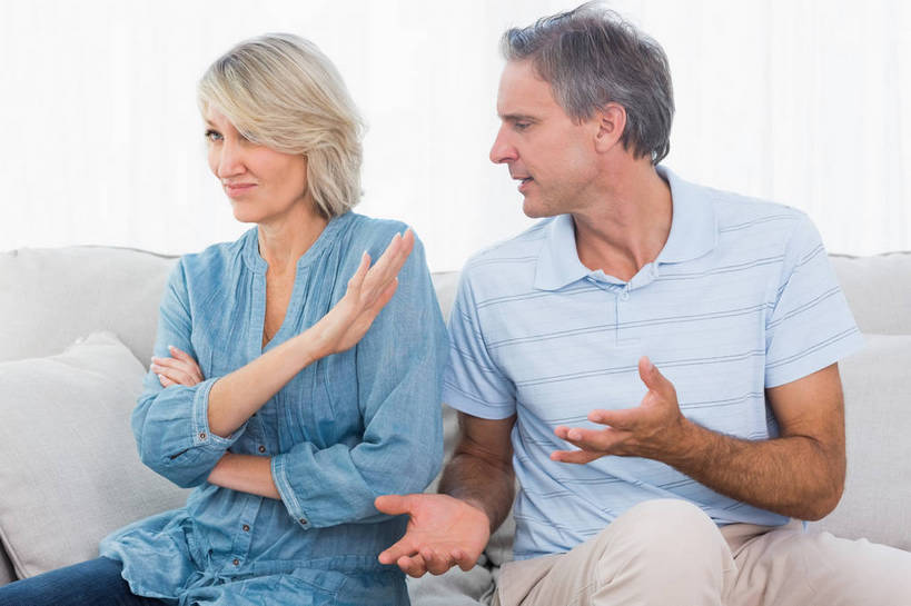 西方人,中年人,两个人,家庭,夫妻,客厅,坐,横图,室内,白天,正面,爱情,靠垫,沙发,欧洲,欧洲人,阴影,服装,冲突,反射,影子,墙,靠枕,浪漫,扭头,注视,休闲装,墙壁,墙面,衣服,白色,垫子,枕头,观察,看,转头,休闲,温暖,温馨,一家人,休闲服,恩爱,恋人,服饰,观看,争吵,和睦,察看,起居室,关注,争执,布艺沙发,客堂,争持,争辩,男人,男性,女人,女性,中年男性,中年女性,白种人,夫妇,情侣,辩论,坐着,半身,彩图,申辩,辩说,答辩,斗嘴,伴侣,融洽