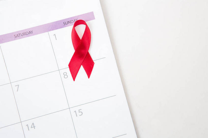 无人,横图,俯视,室内,特写,白天,白色背景,静物,台历,时间,丝绸,丝带,缎带,计时,绸带,红色,摄影,影棚,日期,疾病,艾滋病,传染,传染病,HIV病毒,后天性免疫缺陷症候群,获得性免疫缺陷综合症,流行症,慢性病,人类免疫缺陷病毒,症候群,综合症,致命,艾滋,艾滋病病毒,日历,彩图,高角度拍摄,影棚拍摄,拍摄,感染