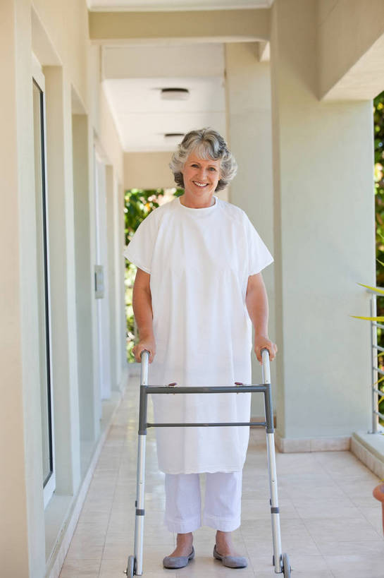 西方人,一个人,病人,医院,站,竖图,室内,白天,正面,欧洲,欧洲人,仅一个女性,仅一个人,工具,注视,扶,观察,看,站着,仅一个中年女性,器械,拐杖,观看,察看,扶着,病服,关注,病患,医疗器械,残疾,残疾人,伤残,助行器,医疗机构,病号服,辅助设备,残障,弱势群体,女人,女性,中年女性,白种人,患者,就医者,站立,彩图,全身,病院,诊所,病患服,四脚拐杖,助步器,病人服,病员服