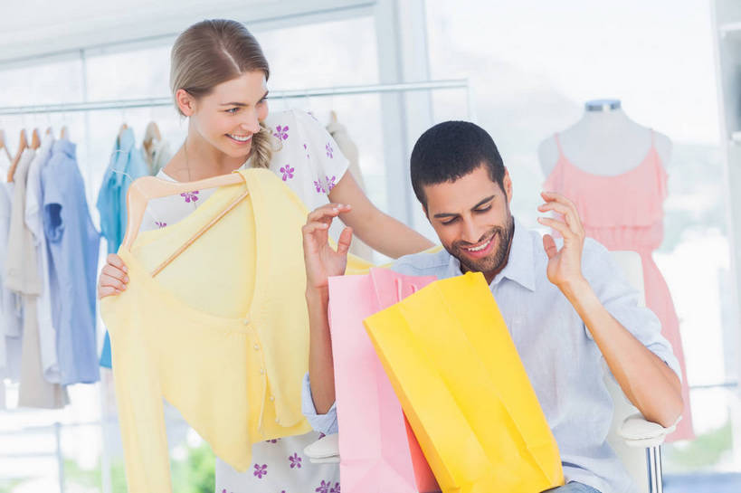 西方人,胡须,两个人,家庭,夫妻,商店,站,坐,笑,微笑,露齿笑,横图,室内,白天,正面,爱情,购物,消费,超市,袋子,衣架,欧洲,欧洲人,一排,吊挂,握,悬挂,服装,朦胧,模糊,整齐,包装袋,手提袋,购物袋,浪漫,挂,拿,拿着,注视,休闲装,排列,衣服,观察,看,站着,休闲,温暖,温馨,一家人,休闲服,恩爱,握着,金融,恋人,百货,服饰,观看,和睦,察看,挑选,服装店,队列,购买,关注,选择,选购,贸易,百货公司,服饰店,血拼,男人,男性,年轻女性,女人,女性,中年男性,白种人,年轻人,胡子,络腮胡,夫妇,情侣,挂衣架,晾衣架,站立,坐着,半身,彩图,购物商场,购物中心,商业中心,伴侣,融洽