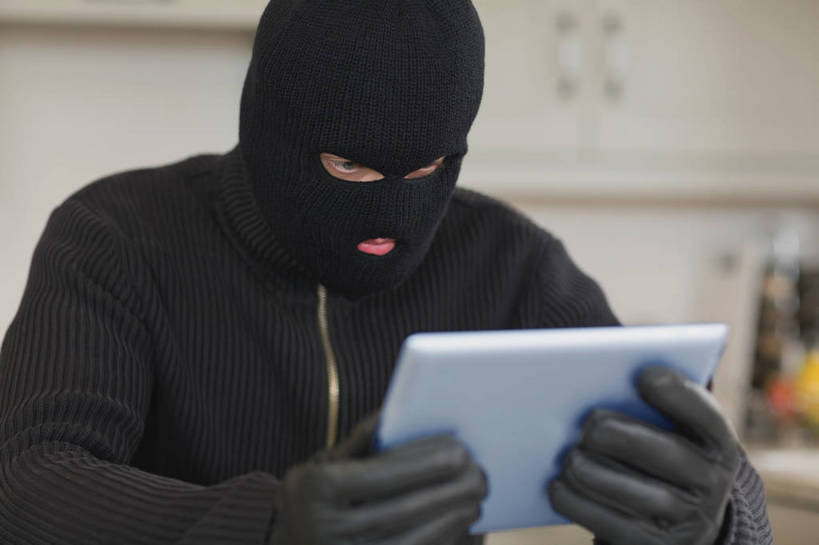 西方人,一个人,站,横图,室内,白天,正面,安全,电脑,笔记本电脑,厨房,柜子,帽子,欧洲,欧洲人,仅一个男性,仅一个人,仅一个中年男性,握,服装,朦胧,模糊,网络,防护,储物柜,拿,拿着,注视,通讯设备,衣服,黑色,手套,观察,看,站着,握着,服饰,观看,保护,犯罪,察看,无线,犯法,衣着,储存,穿着,关注,保险,通信设备,无线网络,盗窃,偷窃,无线上网,便携式电脑,平板电脑,保全,周全,安稳,安定,防护手套,小偷,窃贼,盗贼,贼,偷盗,衣饰,储备,蕴藏,贮备,巴拉克拉法帽,平安,手提电脑,男人,男性,中年男性,白种人,站立,半身,彩图,灶间,贮存