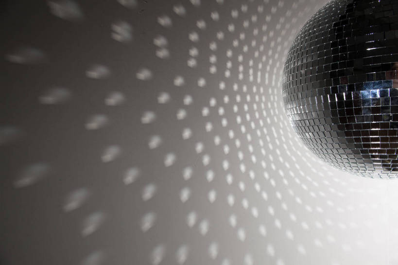 无人,横图,室内,特写,白天,正面,静物,照明,阴影,灰色背景,光线,影子,灯光,灯,灯具,摄影,影棚,照亮,照明设备,迪斯科球,迪斯科灯,镜面球,镜球,舞厅球,彩图,影棚拍摄,拍摄