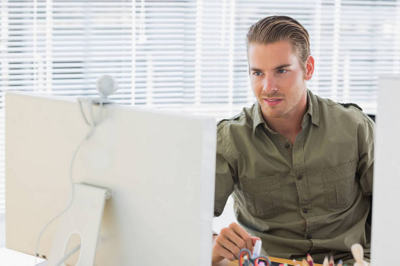 西方人,一个人,商务人士,商务男性,办公室,坐,横图,室内,白天,正面,衬衫,电脑,显示器,鼠标,键盘,窗户,家具,桌子,椅子,欧洲,欧洲人,仅一个男性,仅一个人,握,套装,朦胧,模糊,网络,笔,办公桌,办公用品,摄像机,拿,拿着,注视,输入设备,通讯设备,玻璃窗,文具,仅一个年轻男性,会议椅,学习用品,观察,看,台式电脑,摄像,握着,摄影,摄影机,观看,办公椅,文具用品,察看,关注,录像,通信设备,商务装,工薪阶层,输出设备,办公家具,商务椅,培训椅,男人,男性,年轻男性,白种人,白领,上班族,坐着,半身,彩图,衬衣,微型摄像机