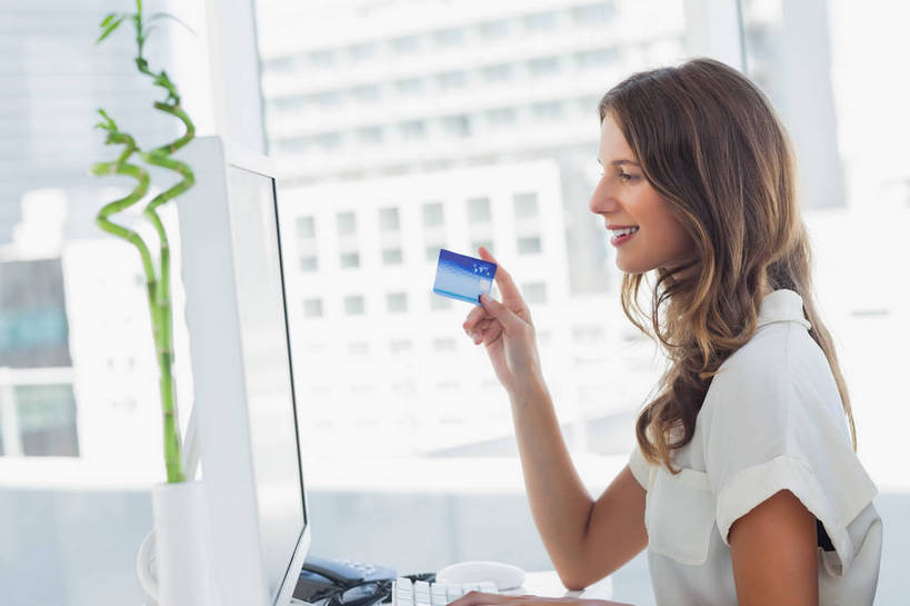 西方人,一个人,商务人士,商务女性,办公室,高楼大厦,坐,笑,微笑,露齿笑,横图,室内,白天,侧面,办公楼,信用卡,电脑,显示器,鼠标,键盘,窗户,家具,桌子,大厦,建筑,摩天大楼,写字楼,椅子,欧洲,欧洲人,仅一个年轻女性,仅一个女性,仅一个人,握,套装,朦胧,模糊,网络,办公桌,拿,拿着,注视,输入设备,通讯设备,玻璃窗,会议椅,楼宇,观察,看,台式电脑,卡,商务楼,握着,储蓄卡,观看,办公椅,吉祥,察看,富贵,关注,通信设备,商务装,工薪阶层,输出设备,办公家具,吉利,富贵竹,开运竹,辛氏龙树,竹蕉,商务椅,培训椅,平安,银行卡,年轻女性,女人,女性,白种人,白领,上班族,坐着,半身,彩图,大楼,高层建筑,高楼,摩天楼