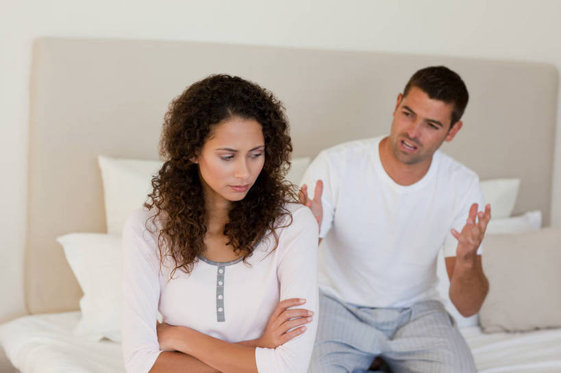 西方人,两个人,家庭,夫妻,跪,双手交叉,横图,室内,白天,正面,爱情,床,靠垫,卧室,欧洲,欧洲人,服装,冲突,双人床,床单,靠枕,浪漫,扭头,注视,休闲装,被子,衣服,垫子,枕头,观察,看,转头,休闲,温暖,温馨,一家人,休闲服,恩爱,恋人,服饰,观看,争吵,和睦,察看,双手抱胸,被单,关注,争执,争持,争辩,男人,男性,年轻女性,女人,女性,中年男性,白种人,年轻人,夫妇,情侣,辩论,跪着,半身,彩图,睡房,卧房,申辩,辩说,答辩,斗嘴,伴侣,融洽