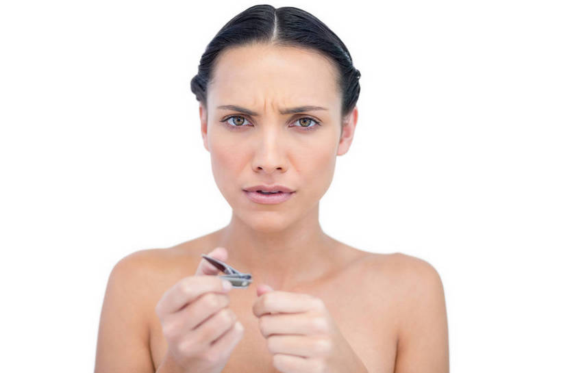 西方人,脸,头,脸颊,手,一个人,横图,室内,特写,白天,白色背景,正面,金属制品,欧洲,欧洲人,双手,仅一个年轻女性,仅一个女性,仅一个人,一把,握,金属,工具,钳子,拿,拿着,注视,裸露,肩膀,观察,看,手部,美甲,握着,摄影,影棚,观看,察看,关注,裸,指甲钳,指甲刀,美甲工具,年轻女性,女人,女性,白种人,头部,脸部,脸蛋,面部,半身,彩图,影棚拍摄,拍摄