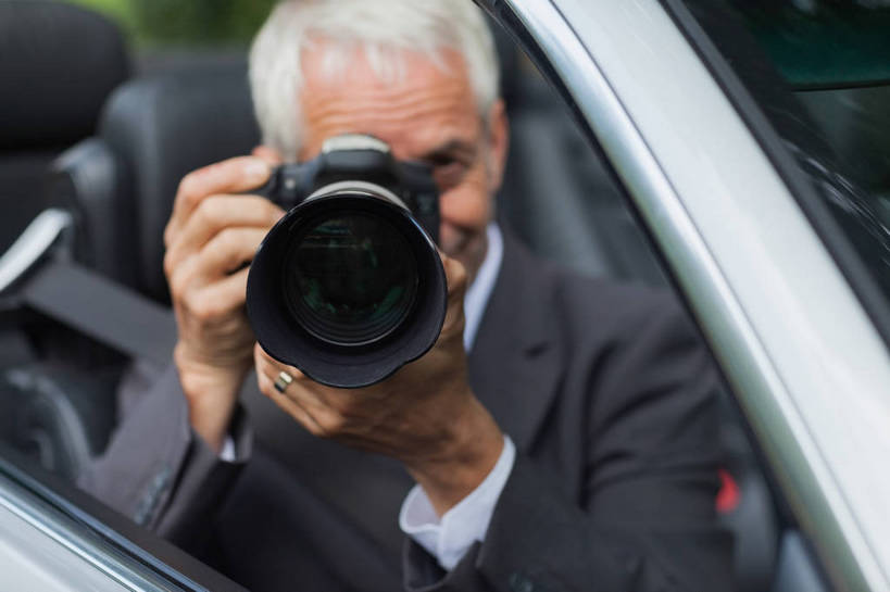 西方人,一个人,记者,坐,横图,室外,特写,白天,正面,西装,汽车,相机,欧洲,欧洲人,仅一个男性,仅一个人,仅一个中年男性,一辆,握,套装,正装,朦胧,模糊,跑车,拿,拿着,注视,职业装,车,拍照,数码相机,交通工具,观察,看,握着,摄影,观看,察看,关注,载具,敞篷跑车,一部,男人,男性,中年男性,白种人,照相机,坐着,半身,彩图,照相,狗仔