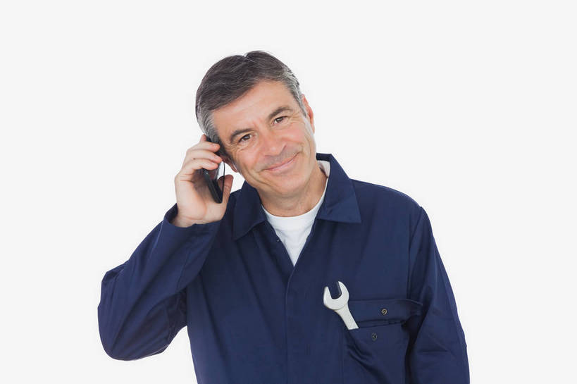西方人,一个人,技术人员,站,笑,打电话,微笑,横图,室内,白天,白色背景,正面,工作服,制服,电话,手机,欧洲,欧洲人,仅一个男性,仅一个人,仅一个中年男性,连接,握,组合,工具,拿,听,拿着,注视,通讯设备,工人,观察,看,站着,握着,摄影,影棚,观看,扳手,链接,五金,察看,紧固,关注,拼接,拼凑,拼合,凑集,聚合,撮合,链结,牢固,扳头,工作制服,活动扳手,交流,男人,男性,中年男性,白种人,员工,技术员,沟通,通话,站立,半身,彩图,影棚拍摄,工作套服,拍摄,匠人,劳动者,体力工,技工