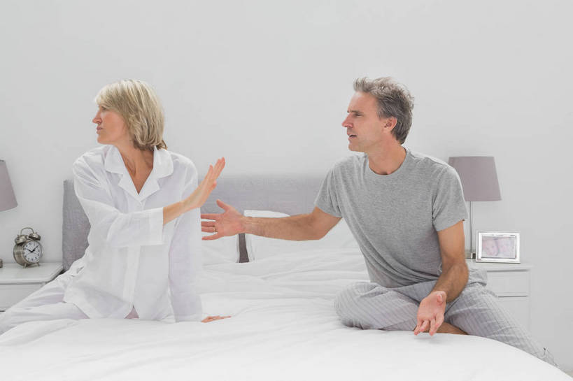 西方人,中年人,两个人,家庭,夫妻,坐,横图,照片,室内,白天,正面,爱情,失败,床,柜子,靠垫,卧室,闹钟,照明,欧洲,欧洲人,服装,沮丧,生气,时间,时钟,双人床,灯光,床单,靠枕,浪漫,计时,扭头,注视,休闲装,被子,灯,衣服,床头柜,灯具,垫子,枕头,钟表,观察,看,转头,休闲,难受,温暖,温馨,一家人,休闲服,表,恩爱,无奈,愤怒,恋人,摄影,服饰,观看,失望,恼怒,悲伤,照亮,和睦,察看,被单,愤慨,伤心,难过,怒气,气愤,照明设备,储存,发怒,关注,怒火,失落,床头灯,情绪,脾气,颓废,忿怒,怨恨,强烈,挫败,受挫,落败,落空,错过,失足,失意,失策,失算,颓丧,衰颓,悲哀,懊丧,颓靡,气馁,丧气,气忿,愤恨,储备,蕴藏,贮备,肝火,激动,败北,挫折,失利,男人,男性,女人,女性,中年男性,中年女性,白种人,夫妇,情侣,相片,钟,坐着,半身,彩图,拍摄,照相,睡房,卧房,伴侣,融洽,贮存