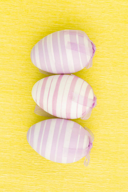 无人,竖图,俯视,室内,特写,白天,复活节,一排,黄色背景,节日,庆祝,整齐,蛋,文化,排列,三个,庆典,摄影,影棚,纪念,队列,彩蛋,复活节彩蛋,彩图,高角度拍摄,影棚拍摄,拍摄