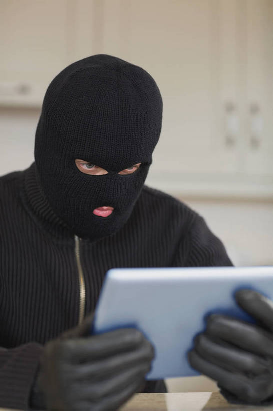 西方人,一个人,竖图,室内,白天,正面,电脑,笔记本电脑,帽子,欧洲,欧洲人,仅一个男性,仅一个人,仅一个中年男性,握,服装,朦胧,模糊,网络,拿,拿着,注视,休闲装,通讯设备,衣服,黑色,手套,观察,看,休闲,休闲服,握着,服饰,观看,一台,犯罪,察看,无线,犯法,关注,通信设备,无线网络,盗窃,偷窃,无线上网,便携式电脑,平板电脑,小偷,窃贼,盗贼,贼,偷盗,巴拉克拉法帽,手提电脑,男人,男性,中年男性,白种人,半身,彩图