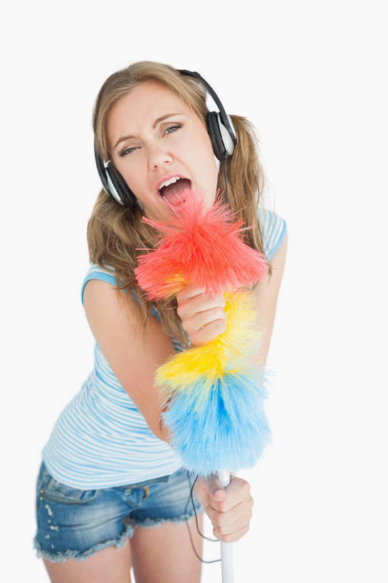 西方人,一个人,站,闭眼,竖图,室内,白天,白色背景,正面,欧洲,欧洲人,仅一个年轻女性,仅一个女性,仅一个人,握,服装,裤子,工具,拿,拿着,牛仔裤,休闲装,衣服,耳机,耳麦,话筒,清洁,站着,休闲,休闲服,握着,唱歌,摄影,服饰,影棚,鸡毛掸子,卫生,麦克风,头戴式耳麦,除尘,扩音器,保洁,演唱,传声器,歌唱,鸡毛掸,微音器,年轻女性,女人,女性,白种人,牛仔短裤,闭眼睛,闭着眼,闭着眼睛,抬头,仰头,站立,半身,彩图,影棚拍摄,拍摄,头戴式耳机