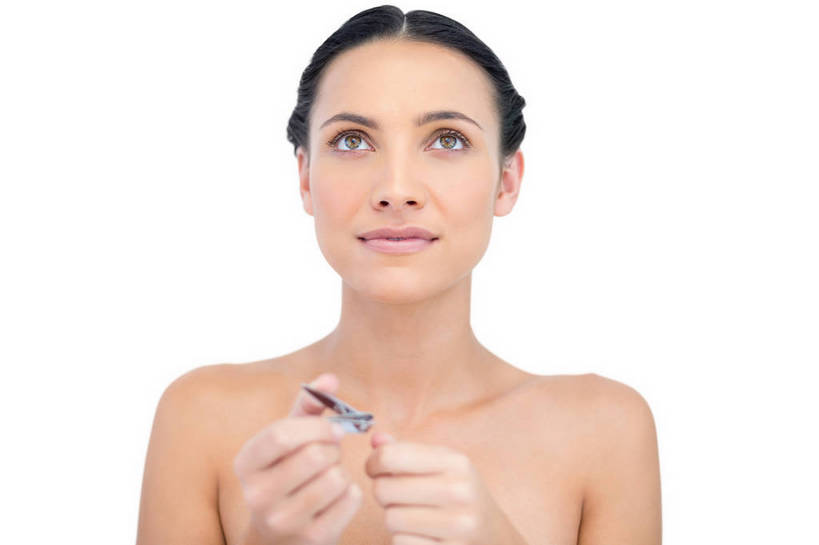 西方人,脸,头,脸颊,手,一个人,笑,微笑,横图,室内,特写,白天,白色背景,正面,金属制品,欧洲,欧洲人,双手,仅一个年轻女性,仅一个女性,仅一个人,握,金属,工具,钳子,拿,拿着,注视,裸露,肩膀,一个,观察,看,手部,美甲,握着,摄影,影棚,单个,观看,察看,关注,裸,指甲钳,指甲刀,美甲工具,年轻女性,女人,女性,白种人,头部,脸部,脸蛋,面部,半身,彩图,影棚拍摄,拍摄