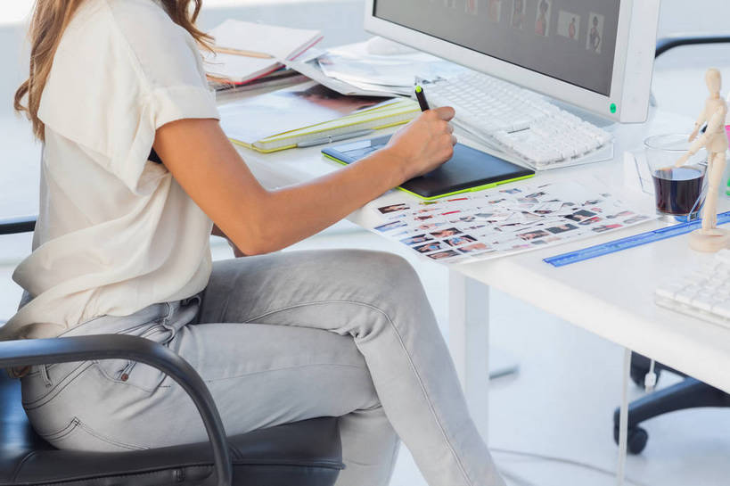 西方人,一个人,商务人士,商务女性,办公室,坐,横图,室内,白天,侧面,电脑,显示器,鼠标,键盘,家具,桌子,椅子,欧洲,欧洲人,仅一个年轻女性,仅一个女性,仅一个人,握,阴影,套装,反射,网络,笔,材料,档案,文件,影子,办公桌,手写笔,二郎腿,输入设备,通讯设备,会议椅,资料,台式电脑,握着,办公椅,文档,通信设备,手写板,商务装,触控笔,工薪阶层,输出设备,办公家具,触摸笔,触屏笔,电容屏笔,电容屏手写笔,商务椅,培训椅,年轻女性,女人,女性,白种人,白领,上班族,坐着,半身,彩图,手写仪