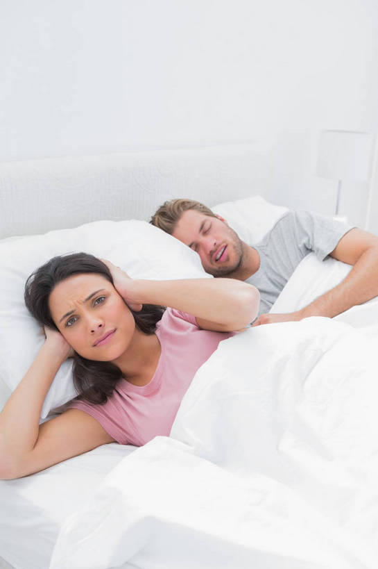 西方人,两个人,家庭,夫妻,躺,闭眼,睡,竖图,室内,白天,正面,爱情,床,靠垫,卧室,欧洲,欧洲人,睡衣,服装,双人床,床单,靠枕,浪漫,注视,被子,衣服,垫子,枕头,观察,看,温暖,温馨,一家人,恩爱,遮,遮掩,恋人,服饰,观看,和睦,察看,掩盖,被单,遮挡,衣着,穿着,关注,家居服,遮盖,掩饰,寝衣,衣饰,打鼾,卧着,男人,男性,年轻女性,女人,女性,中年男性,白种人,年轻人,夫妇,情侣,闭眼睛,闭着眼,闭着眼睛,困,困觉,寝息,睡觉,躺着,卧,半身,彩图,睡房,卧房,打呼噜,鼾症,伴侣,融洽