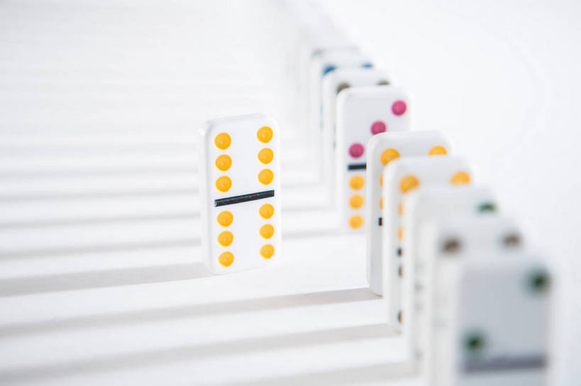 无人,横图,俯视,室内,特写,白天,白色背景,游戏,成功,运动,合作,团队,集体,信心,静物,一排,阴影,整齐,反射,骨牌,影子,玩,文化,娱乐,队伍,排列,休闲,多米诺骨牌,专注,摄影,影棚,拼搏,活动,创造力,高雅,成就,队列,多米诺,发泄,消遣,智力,牌九,合伙,坚持,自信心,品位,宣泄,耐力,体力,连锁反应,想象力,意志力,执着,忍耐,玩耍,嬉戏,彩图,高角度拍摄,影棚拍摄,拍摄