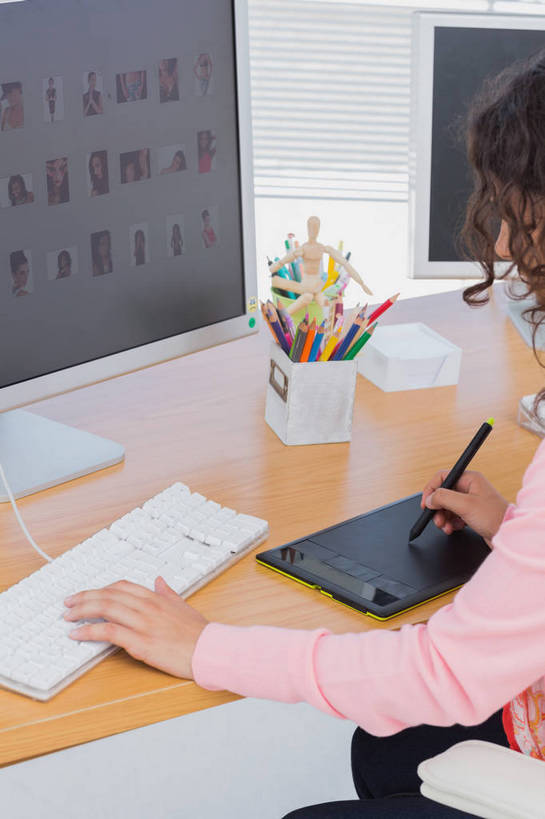 西方人,一个人,设计师,办公室,坐,竖图,俯视,室内,白天,家具,桌子,欧洲,欧洲人,仅一个年轻女性,仅一个女性,仅一个人,握,阴影,服装,反射,木制,笔,影子,办公桌,办公用品,手写笔,休闲装,输入设备,通讯设备,文具,衣服,粉色,木制品,铅笔,学习用品,休闲,休闲服,握着,服饰,文具用品,通信设备,手写板,触控笔,办公家具,触摸笔,触屏笔,电容屏笔,电容屏手写笔,年轻女性,女人,女性,白种人,美术设计员,设计,设计家,设计者,坐着,半身,彩图,高角度拍摄,彩色铅笔,手写仪