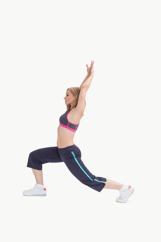 西方人,一个人,举,竖图,室内,白天,白色背景,侧面,锻炼,运动,欧洲,欧洲人,仅一个年轻女性,仅一个女性,仅一个人,阴影,服装,反射,背心,影子,注视,娱乐,衣服,观察,看,托,享受,休闲,放松,弓步,摄影,服饰,影棚,观看,张开双腿,察看,衣着,穿着,关注,室内运动,衣饰,展开双腿,露脐装,体育,年轻女性,女人,女性,白种人,举起,举手,举着,向上举,向上伸,向上托,彩图,全身,影棚拍摄,健身,拍摄,弓箭步,伸展双腿