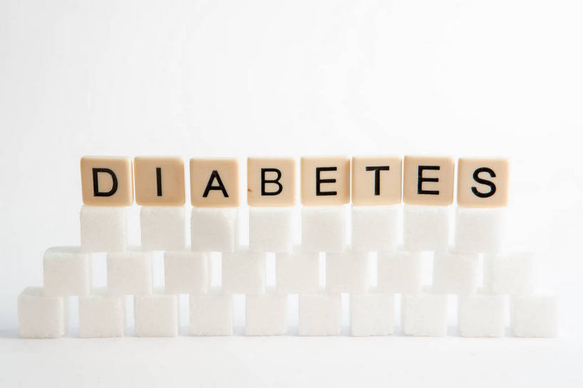 无人,横图,室内,特写,白天,白色背景,正面,一排,许多,阴影,整齐,并列,并排,反射,英文,标志,文字,影子,字符,字母,调料,糖,调味品,很多,调味料,方糖,标识,排列,摄影,影棚,英文字母,疾病,队列,平行,半方糖,白方糖,糖尿病,彩图,影棚拍摄,拍摄,代谢性疾病,高血糖