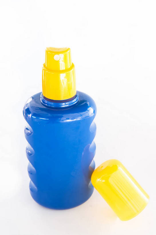 无人,竖图,俯视,室内,特写,白天,白色背景,静物,阴影,反射,罐子,影子,玻璃制品,一个,黄色,蓝色,玻璃瓶,化妆品,瓶子,摄影,影棚,单个,防晒乳,防晒霜,护肤品,化妆用品,护肤用品,彩图,高角度拍摄,影棚拍摄,拍摄