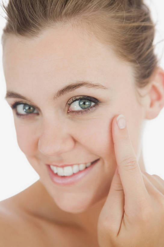 西方人,脸,头,脸颊,手,一个人,笑,微笑,露齿笑,竖图,室内,特写,白天,白色背景,正面,化妆,美容,欧洲,欧洲人,仅一个年轻女性,仅一个女性,仅一个人,擦,抚摸,护肤,美白,注视,裸露,观察,看,保养,享受,休闲,手部,面霜,放松,擦拭,保健,摄影,影棚,观看,保湿,单手,察看,滋润,乳液,护肤品,关注,裸,护肤用品,舒缓,养颜,控油,紧肤,嫩肤,抗衰,再生,增白,补水,祛斑,抗皱,防皱,除皱,去皱,揩擦,拭,年轻女性,女人,女性,白种人,头部,脸部,脸蛋,面部,半身,彩图,影棚拍摄,拍摄,轻抚