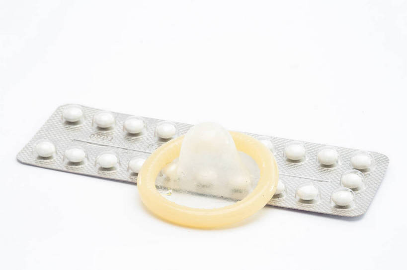 无人,横图,俯视,室内,特写,白天,白色背景,安全,计划,静物,阴影,反射,药剂,药丸,影子,塑料,防护,药片,盒子,一个,包装盒,容器,塑料制品,药品,治疗,摄影,影棚,单个,储藏,保护,避孕套,药物,控制,避孕,医疗,安全套,储存,避孕药,保险,预防,保险套,计划生育,可靠,少生,晚婚,晚育,优生,节制,管制,掌握,平安,彩图,高角度拍摄,影棚拍摄,拍摄,吸塑包装盒,口服避孕药,贮存