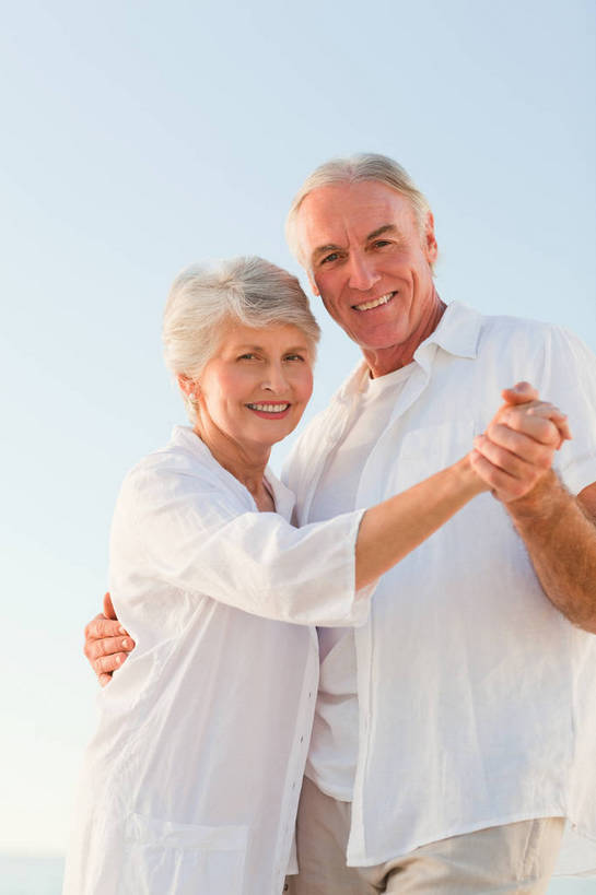 西方人,老年人,两个人,家庭,夫妻,站,握手,抱,笑,微笑,露齿笑,竖图,室外,白天,正面,爱情,跳舞,海浪,海洋,沙滩,欧洲,欧洲人,阴影,服装,光线,沙子,影子,海岸,浪花,沙地,浪漫,扭头,注视,休闲装,衣服,蓝色,蓝天,天空,阳光,海水,天,观察,看,站着,转头,休闲,温暖,温馨,一家人,休闲服,恩爱,恋人,服饰,晴朗,抱着,观看,和睦,察看,现代舞,搂着,关注,舞姿,国标舞,交际舞,海景,交谊舞,万里无云,华尔兹,圆舞,圆舞曲,社交舞,老年男性,老年女性,男人,男性,女人,女性,白种人,夫妇,情侣,大海,风浪,海,海水的波动,海滩,近岸浪,涌浪,晴空,晴空万里,搀手,拉手,搂,搂抱,手拉手,手握手,站立,半身,彩图,舞蹈,国际标准交谊舞,摩登社交舞,摩登舞,舞会舞,舞厅舞,伴侣,融洽