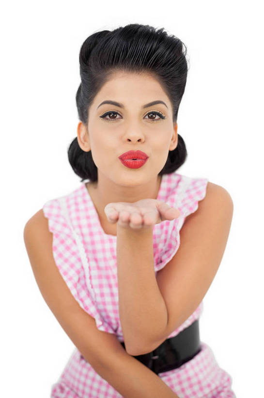 西方人,嘴,一个人,坐,捧,吻,竖图,室内,白天,白色背景,正面,裙子,化妆,美容,欧洲,欧洲人,仅一个年轻女性,仅一个女性,仅一个人,护肤,连衣裙,注视,腰带,粉色,彩妆,嘟嘴,观察,看,保养,享受,休闲,撅嘴,放松,保健,摄影,影棚,观看,皮带,察看,关注,配饰,养颜,裤带,年轻女性,女人,女性,白种人,嘴巴,嘴唇,端,端着,捧着,亲,亲吻,手捧,坐着,半身,彩图,影棚拍摄,拍摄,飞吻