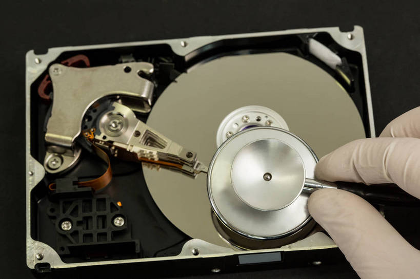 西方人,手,一个人,横图,室内,特写,白天,正面,安全,数据,欧洲,欧洲人,仅一个男性,仅一个人,握,黑色背景,信息,光盘,防护,光碟,拿,拿着,存储介质,输入设备,仅一个年轻男性,手套,手部,握着,摄影,影棚,碟片,保护,单手,光驱,存储,硬件,保险,光盘驱动器,保全,周全,安稳,安定,防护手套,平安,男人,男性,年轻男性,白种人,半身,彩图,影棚拍摄,拍摄