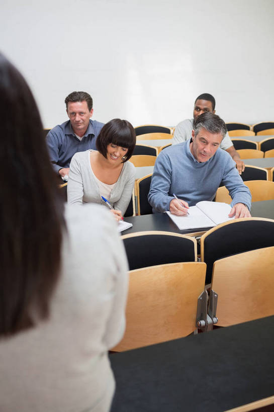 西方人,背部,伙伴,朋友,教师,学校,站,坐,竖图,室内,白天,正面,友谊,桌子,书籍,椅子,欧洲,非洲,黑人,欧洲人,五个人,服装,笔,木椅,办公用品,许多人,注视,休闲装,书桌,校园,水笔,文具,衣服,课桌,学习用品,书本,观察,看,站着,一群人,休闲,教室,同学,休闲服,服饰,观看,文具用品,察看,课堂,校友,关注,同窗,学友,教员,友情,男人,男性,年轻男性,年轻女性,女人,女性,中年男性,中年女性,白种人,非洲人,讲师,老师,书,图书,站立,坐着,半身,彩图,先生,大学教师