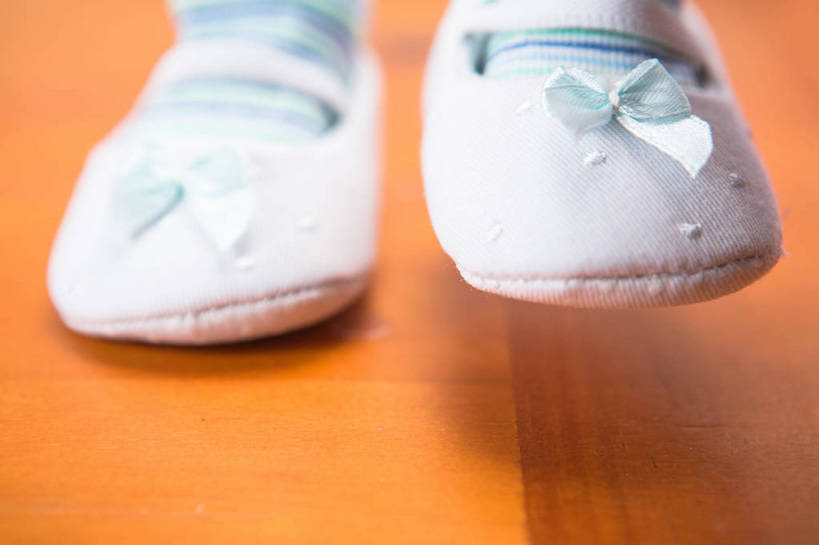 西方人,婴儿,儿童,一个人,站,横图,俯视,室内,特写,白天,纯洁,地板,鞋子,欧洲,欧洲人,仅一个人,学习,阴影,装饰,反射,丝绸,丝带,影子,缎带,地面,木地板,绸带,小孩,蝴蝶结,婴儿鞋,站着,可爱,摄影,活泼,影棚,华丽,修饰,点缀,宝宝,防滑,纯真,烂漫,无邪,衬托,美观,雅致,雅观,耐磨,伶俐,天真,白种人,孩子,站立,半身,彩图,高角度拍摄,影棚拍摄,拍摄,学步鞋