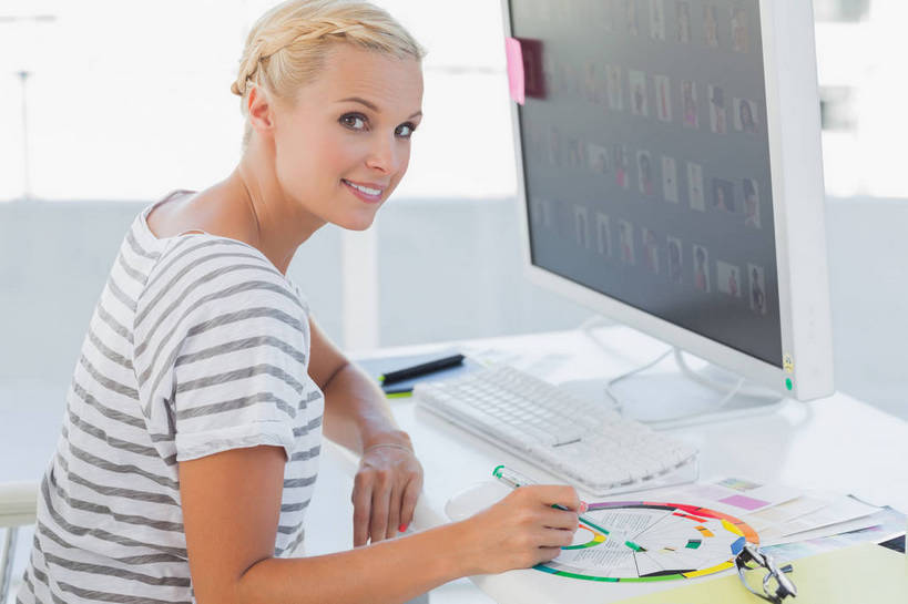 西方人,一个人,商务人士,商务女性,办公室,坐,笑,微笑,露齿笑,横图,彩色,室内,白天,侧面,电脑,显示器,鼠标,键盘,窗户,家具,桌子,欧洲,欧洲人,仅一个年轻女性,仅一个女性,仅一个人,握,套装,朦胧,模糊,环绕,围绕,粘性,网络,笔,办公桌,办公用品,便利贴,便签,拿,环抱,拿着,扭头,注视,输入设备,通讯设备,玻璃窗,文具,观察,看,转头,休闲服,台式电脑,握着,观看,五颜六色,办公设备,文具用品,记事,色彩斑斓,察看,关注,通信设备,商务装,五彩缤纷,工薪阶层,输出设备,办公家具,快捷,文化工具,五彩斑斓,方便,N次贴,便条贴,告诉贴,即时贴,萦绕,五光十色,光谱,便贴纸,年轻女性,女人,女性,白种人,白领,上班族,坐着,半身,彩图,色环