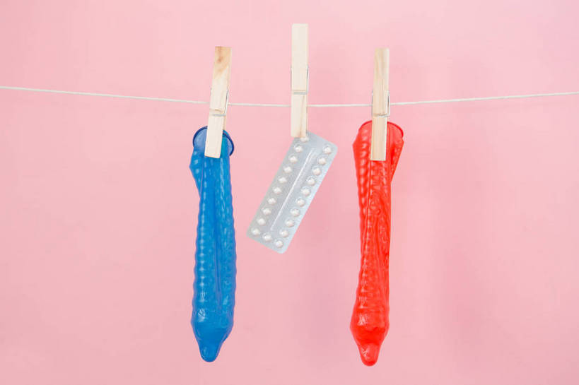 无人,横图,室内,特写,白天,正面,安全,计划,静物,许多,吊挂,悬挂,阴影,粉色背景,反射,木制,药剂,药丸,影子,塑料,防护,很多,挂,药片,盒子,两个,三个,红色,蓝色,包装盒,夹子,晾衣绳,木制品,容器,绳子,塑料制品,药品,治疗,摄影,影棚,储藏,保护,避孕套,药物,控制,避孕,医疗,安全套,储存,避孕药,保险,预防,衣夹,保险套,计划生育,可靠,少生,晚婚,晚育,优生,节制,管制,掌握,平安,彩图,影棚拍摄,拍摄,吸塑包装盒,口服避孕药,贮存