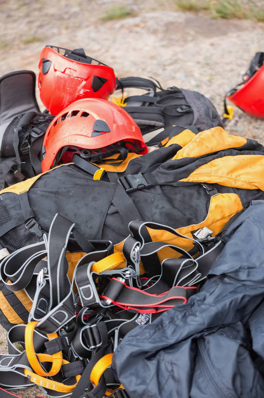 无人,竖图,俯视,室外,特写,白天,草地,草坪,植物,帽子,一堆,许多,阴影,堆叠,堆积,光线,头盔,影子,很多,草,绿色,阳光,安全帽,绳子,堆,绳索,彩图,高角度拍摄,登山绳,首绳,提升钢丝绳,提升绳,主绳