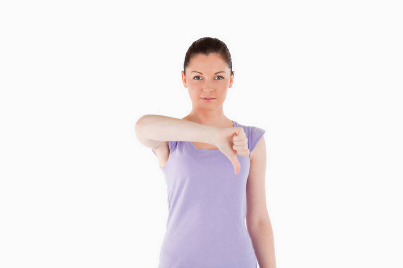 西方人,一个人,站,横图,室内,白天,白色背景,正面,欧洲,欧洲人,仅一个年轻女性,仅一个女性,仅一个人,阴影,服装,反射,影子,注视,休闲装,衣服,观察,看,手势,站着,休闲,休闲服,竖,摄影,服饰,影棚,观看,翘,察看,鄙视,关注,藐视,讽刺,蔑视,嘲笑,朝下,年轻女性,女人,女性,白种人,大拇指,站立,半身,彩图,影棚拍摄,拍摄,向下