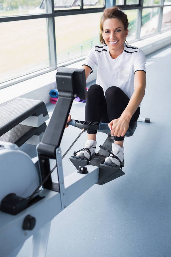 西方人,一个人,健身房,坐,笑,微笑,露齿笑,竖图,俯视,室内,白天,运动服,锻炼,运动,草地,草坪,植物,窗户,落地窗,欧洲,欧洲人,仅一个年轻女性,仅一个女性,仅一个人,服装,朦胧,模糊,注视,娱乐,运动器械,玻璃窗,草,衣服,绿色,观察,看,享受,休闲,健身器械,放松,服饰,观看,察看,衣着,穿着,关注,健身器材,室内运动,衣饰,划船器,划船机,年轻女性,女人,女性,白种人,坐着,彩图,高角度拍摄,全身,健身,健身馆,运动器材,运动装