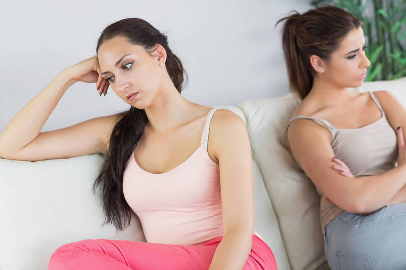 西方人,两个人,伙伴,朋友,客厅,坐,双手交叉,横图,室内,白天,正面,友谊,植物,沙发,吊带,欧洲,欧洲人,撑,服装,盆栽,墙,盆景,扭头,注视,吊带衫,墙壁,墙面,衣服,绿色,灰色,自然,观察,看,转头,服饰,生长,成长,观看,争吵,察看,起居室,撑着,双手抱胸,衣着,吵架,穿着,关注,争执,布艺沙发,衣饰,客堂,友情,年轻女性,女人,女性,白种人,坐着,半身,彩图