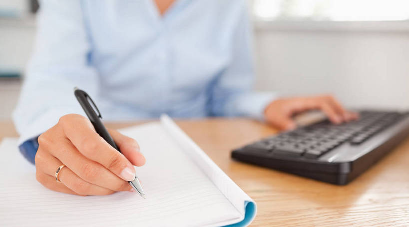 西方人,手,一个人,商务人士,商务女性,办公室,坐,横图,室内,特写,白天,正面,爱情,键盘,窗户,家具,桌子,欧洲,欧洲人,双手,仅一个年轻女性,仅一个女性,仅一个人,敲打,握,阴影,套装,朦胧,模糊,反射,笔,影子,办公桌,墙,办公用品,记事本,浪漫,拿,拿着,输入,输入设备,通讯设备,水笔,玻璃窗,墙壁,墙面,文具,装饰品,白色,本子,笔记本,戒指,饰品,首饰,学习用品,打字,手部,恩爱,握着,点击,敲击,文具用品,信物,书写,权利,通信设备,商务装,工薪阶层,办公家具,手饰,按键,年轻女性,女人,女性,白种人,白领,上班族,坐着,半身,彩图,指环