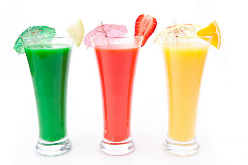 果汁,无人,横图,室内,特写,白天,白色背景,正面,草莓,柠檬,杯子,水果,一排,新鲜,整齐,装饰,伞,纸伞,生食,食品,果实,饮品,三杯,柠檬汁,玻璃制品,食物,饮料,排列,水杯,摄影,有机食品,绿色食品,影棚,华丽,修饰,草莓汁,点缀,队列,可口,小伞,衬托,美观,雅致,雅观,适口,鸡尾酒伞,酒杯伞,伞签,玻璃杯,益母果,柠果,彩图,影棚拍摄,拍摄