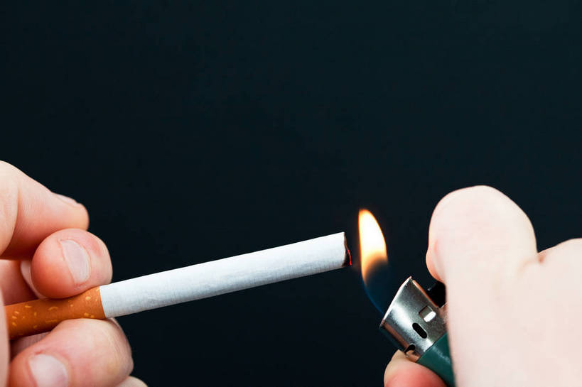 西方人,手,一个人,横图,室内,特写,白天,正面,香烟,欧洲,欧洲人,双手,仅一个男性,仅一个人,一根,握,黑色背景,拿,拿着,仅一个年轻男性,手部,打火机,烟,握着,摄影,影棚,取火装置,小型取火装置,男人,男性,年轻男性,白种人,卷烟,烟草,纸烟,半身,彩图,影棚拍摄,拍摄