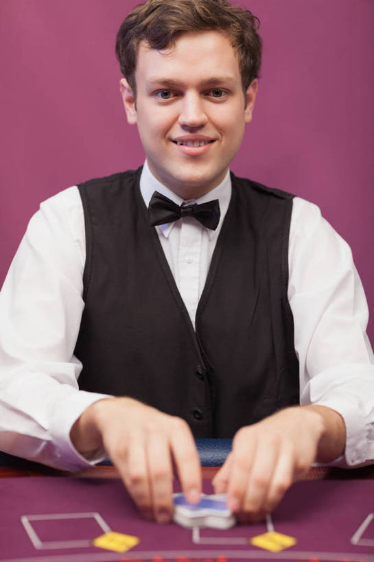 西方人,一个人,站,笑,微笑,露齿笑,竖图,室内,夜晚,正面,衬衫,游戏,赌博,贪欲,竞争,桌面,桌子,扑克牌,纸牌,玩具,扑克,欧洲,欧洲人,仅一个男性,仅一个人,握,阴影,反射,领结,影子,墙,玩,注视,娱乐,刺激,墙壁,墙面,仅一个年轻男性,紫色,观察,看,站着,休闲,握着,观看,活动,马甲,察看,象征,庄重,发泄,关注,消遣,智力,发牌,赌具,身份,荷官,投机,侥幸,欲望,宣泄,正式,地位,男人,男性,年轻男性,白种人,玩耍,嬉戏,站立,半身,彩图,衬衣,杀赔,庄荷,胜负,输赢