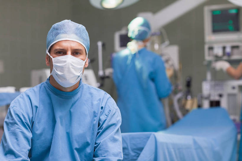 西方人,背部,三个人,同事,医生,医院,站,坐,横图,室内,白天,正面,工作服,制服,成功,合作,团队,集体,信心,机器,床,帽子,照明,欧洲,欧洲人,朦胧,模糊,分离,医学,线条,心电图,灯光,过滤,分开,注视,设备,队伍,灯,口罩,灯具,观察,看,站着,医护人员,医疗人员,隔断,遮掩,观看,隔离,照亮,察看,手术,医疗,医疗设备,卫生,手术室,领导,掩盖,遮挡,照明设备,成就,关注,净化,间隔,医疗器械,防护服,预防,手术台,医疗工具,隔离服,合伙,领袖,无菌服,遮盖,无影灯,防尘,医疗机构,手术帽,手术床,掩饰,断绝,隔开,屏蔽,屏绝,远离,中断,阻遏,阻隔,工作制服,检测工具,男人,男性,中年男性,白种人,大夫,站立,坐着,半身,彩图,工作套服,病院,诊所,防静电工装,隔工作服,洁净工装,洁净工作服,净化服,无尘工作服,无尘衣,心电图机