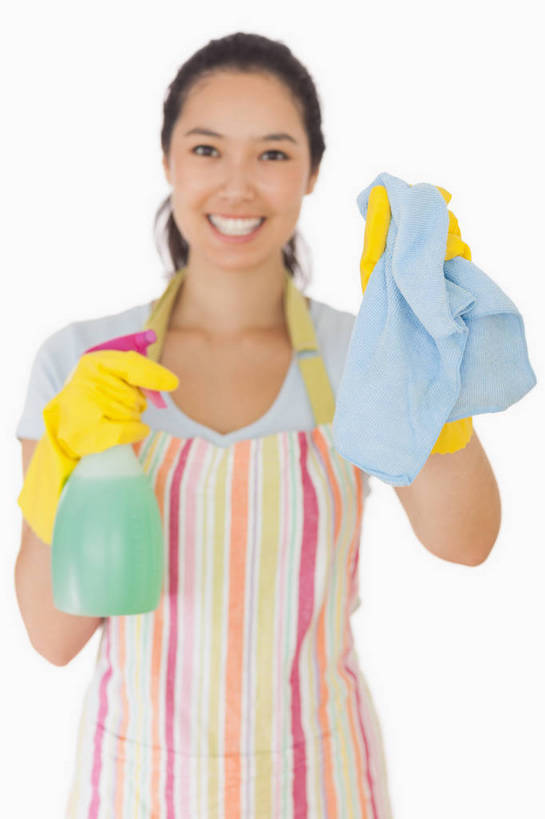 东方人,一个人,站,笑,微笑,露齿笑,竖图,室内,白天,白色背景,正面,安全,纺织品,亚洲,仅一个年轻女性,仅一个女性,仅一个人,握,服装,布,围裙,防护,织物,拿,拿着,注视,休闲装,黄种人,抹布,衣服,瓶子,手套,塑料制品,观察,看,清洁,站着,休闲,休闲服,塑料瓶,握着,摄影,服饰,影棚,观看,保护,洗洁精,察看,喷雾瓶,关注,保险,去污,保全,周全,安稳,安定,防护手套,洁净,洗涤剂,平安,年轻女性,女人,女性,亚洲人,站立,半身,彩图,影棚拍摄,拍摄,喷瓶,除菌,洁洁灵,清洗液,洗涤灵