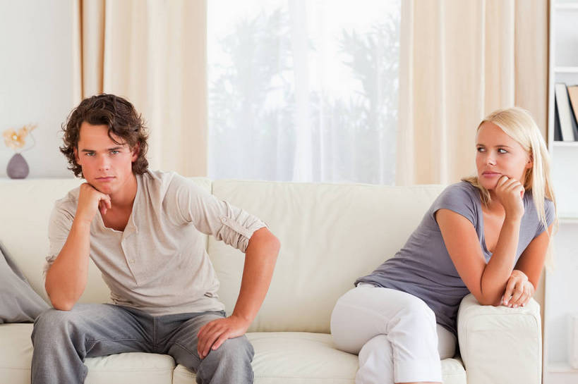 西方人,两个人,客厅,坐,横图,室内,白天,正面,爱情,窗帘,靠垫,沙发,欧洲,欧洲人,撑,服装,生气,装饰,靠枕,浪漫,二郎腿,扭头,托腮,注视,休闲装,衣服,帘子,垫子,枕头,观察,看,托,转头,休闲,温暖,温馨,休闲服,遮阳,恩爱,愤怒,恋人,服饰,观看,恼怒,华丽,修饰,点缀,和睦,察看,起居室,愤慨,怒气,气愤,发怒,关注,怒火,托下巴,情绪,脾气,布艺沙发,忿怒,怨恨,强烈,衬托,美观,雅致,雅观,客堂,气忿,愤恨,肝火,单手托腮,激动,男人,男性,年轻男性,年轻女性,女人,女性,白种人,情侣,坐着,半身,彩图,伴侣,融洽