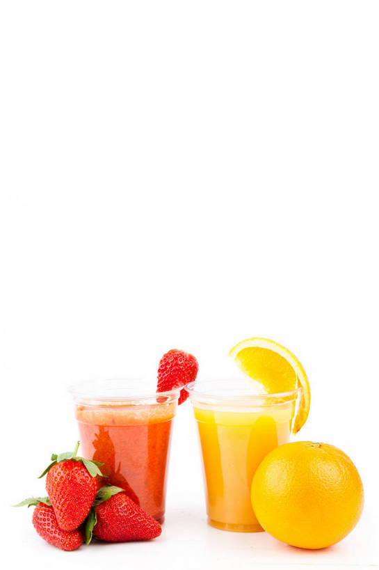 果汁,无人,竖图,室内,特写,白天,白色背景,正面,餐桌,桌子,草莓,浆果,杯子,水果,切开,阴影,新鲜,反射,影子,生食,橙汁,食品,果实,饮品,两杯,玻璃制品,食物,饮料,两个,水杯,切,摄影,有机食品,绿色食品,影棚,餐台,草莓汁,甜橙,可口,剖面,切面,适口,玻璃杯,洋莓,水果皇后,红莓,地莓,橙子,橙,彩图,影棚拍摄,拍摄,鹄壳,黄橙,黄果,金橙,金环,金球,糖橙